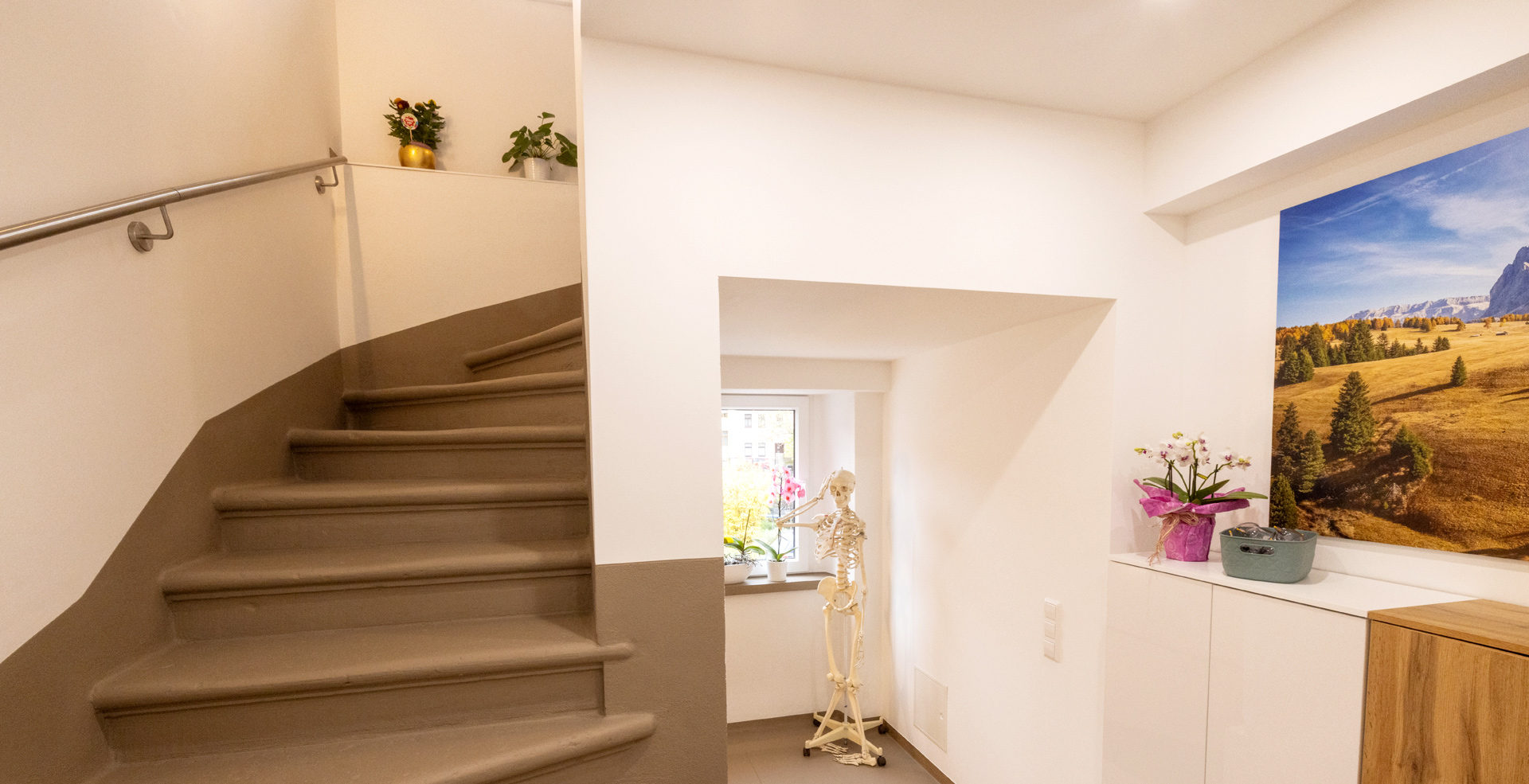 Das Bild zeigt ein Teil des Treppenhauses der Physiotherapie Hentschel